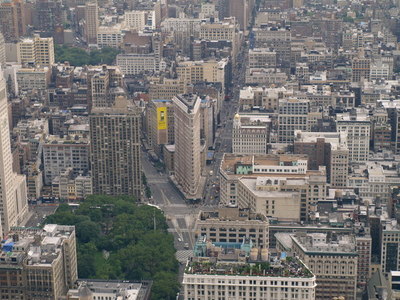 Flatiron Building i mitten av bilden